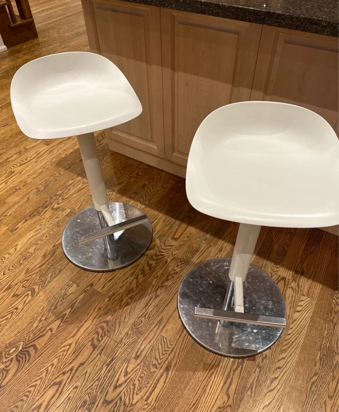 Set of 2 White Bar Stools - photo 2