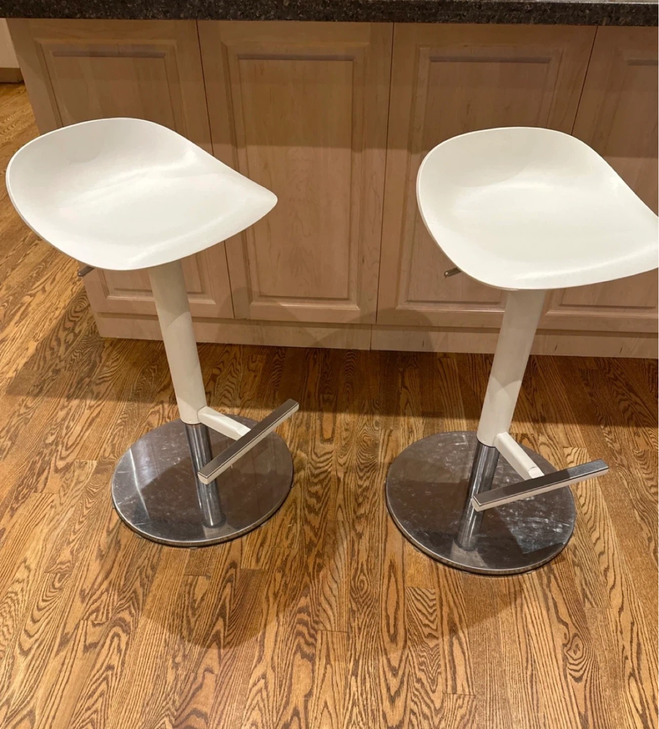 Set of 2 White Bar Stools