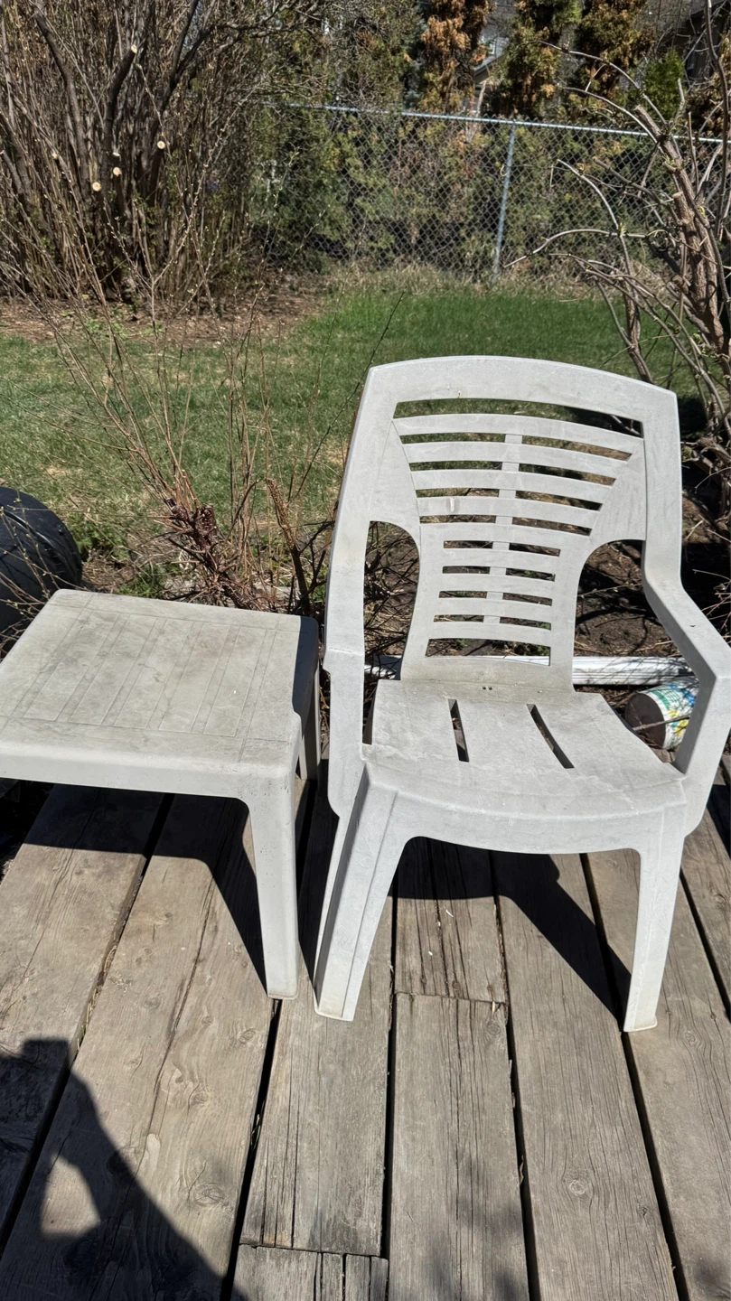 Plastic patio chair and side table set