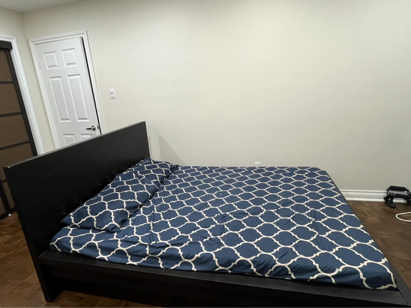 Queen size Bed Frame - photo 2