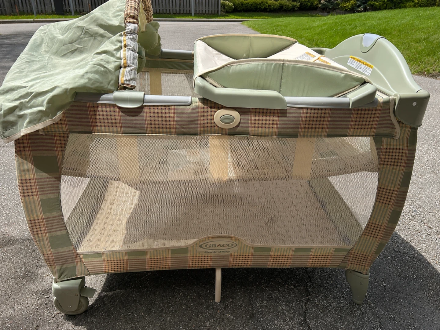 Graco Pack 'n Play Pen Playard with Bassinet