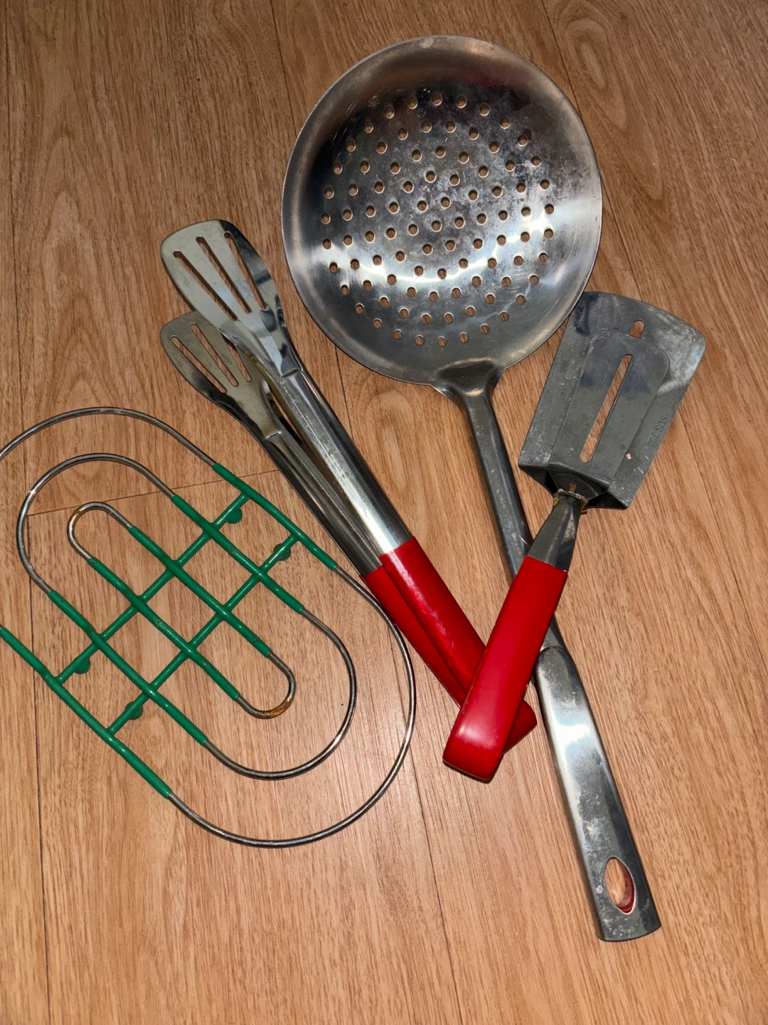 Kitchen Utensil Set - Tongs, Skimmer, Spatula, Trivet