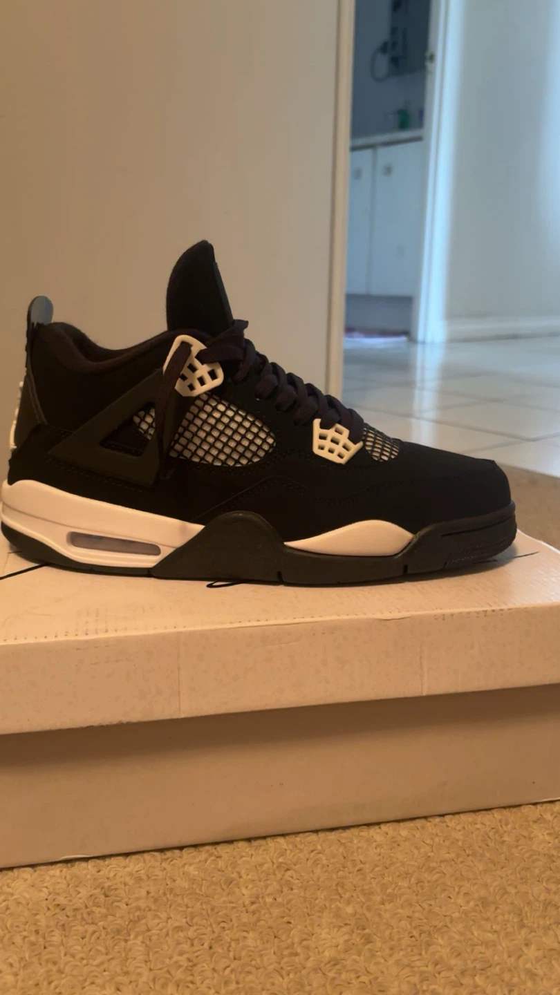 Air Jordan 4 Retro Black White size 9.5