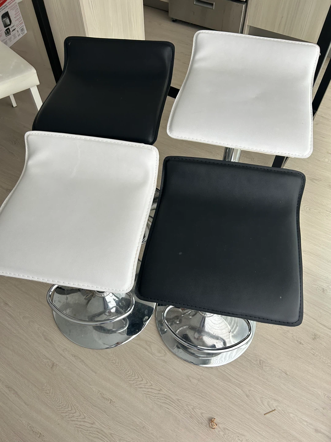 Set of 4 Bar Stools - Black and White