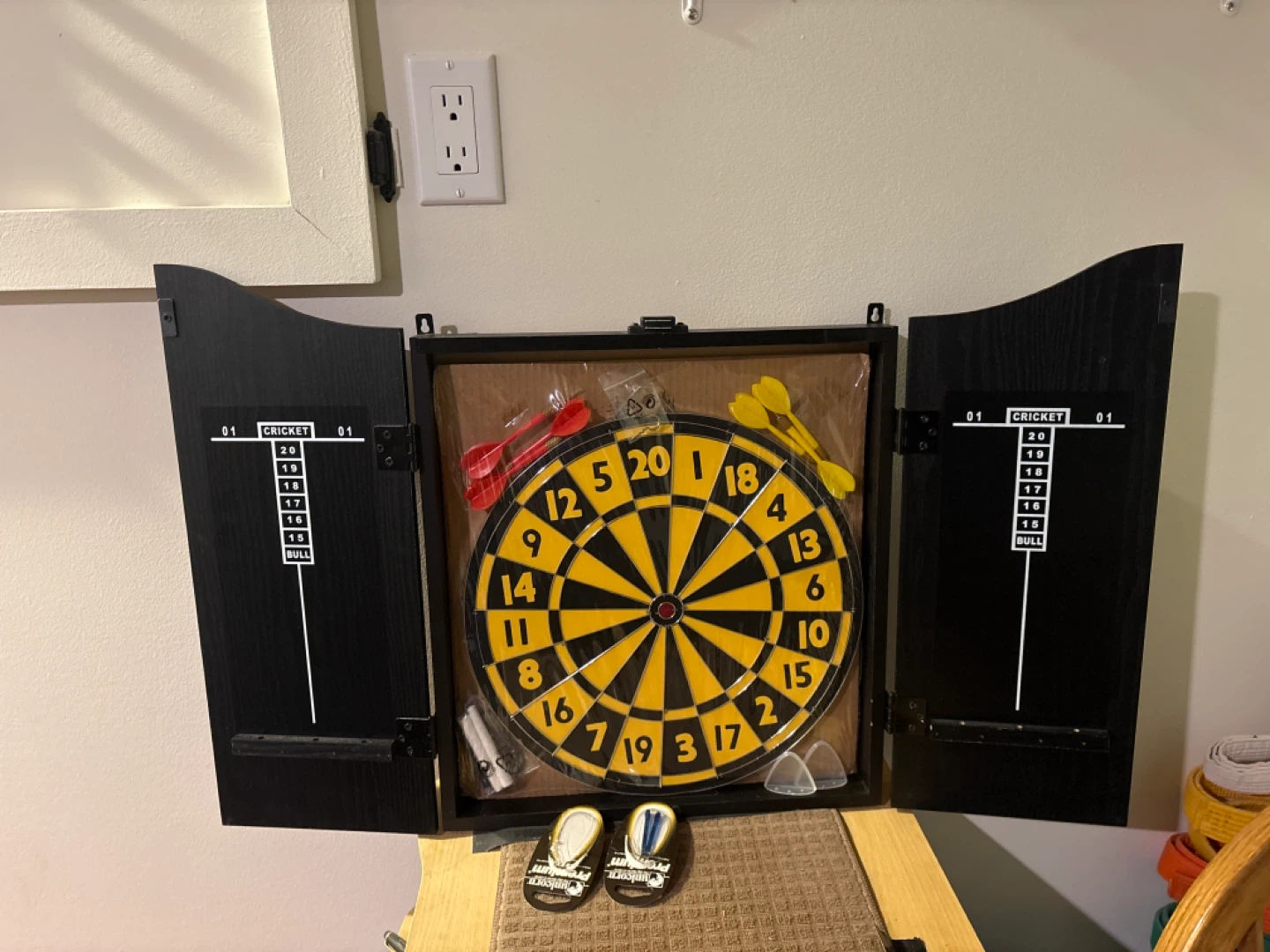 Churchill Pub Sports Dartboard Cabinet Set - photo 4