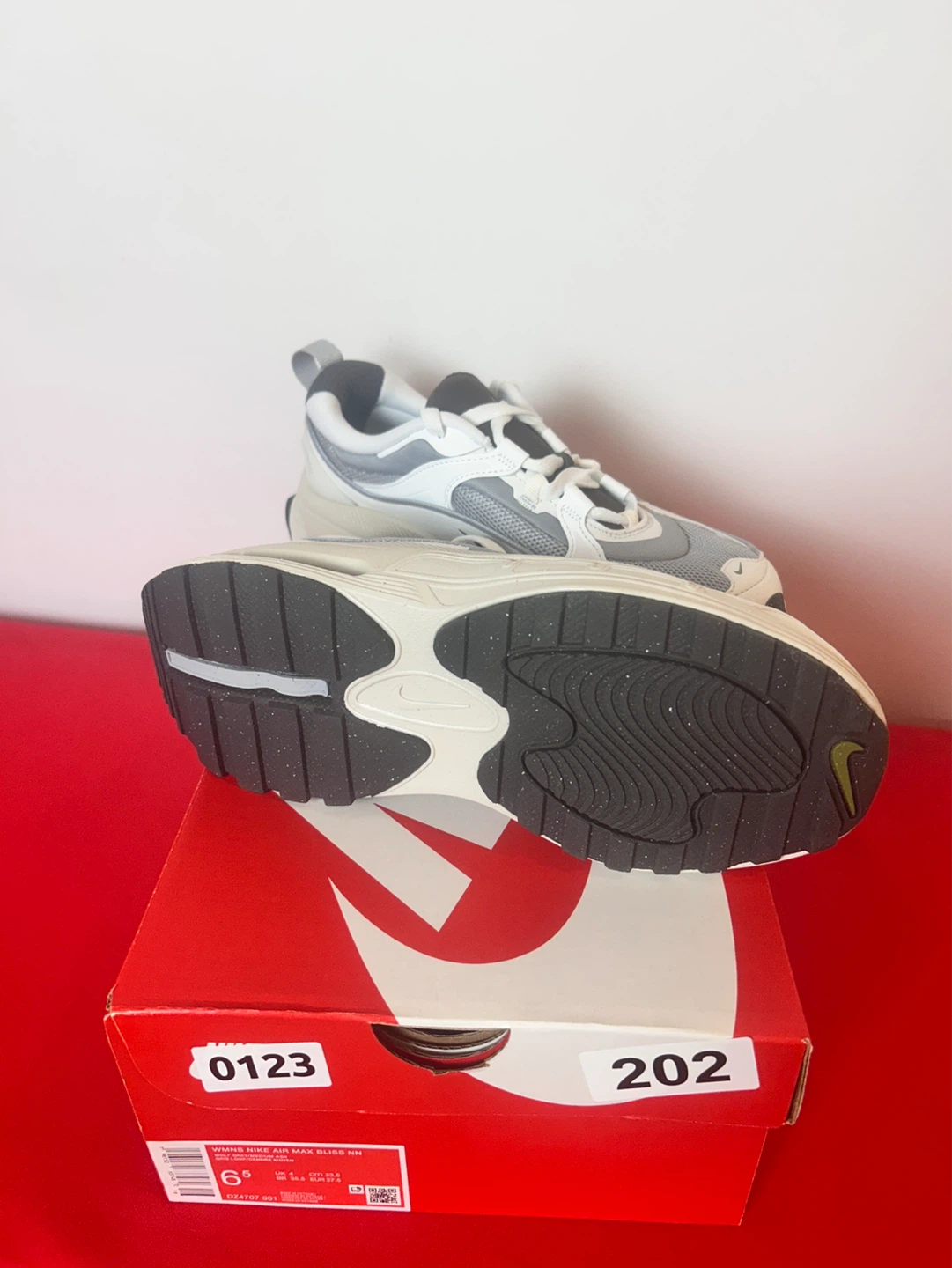 Nike White and Gray Running Sneakers. - photo 3