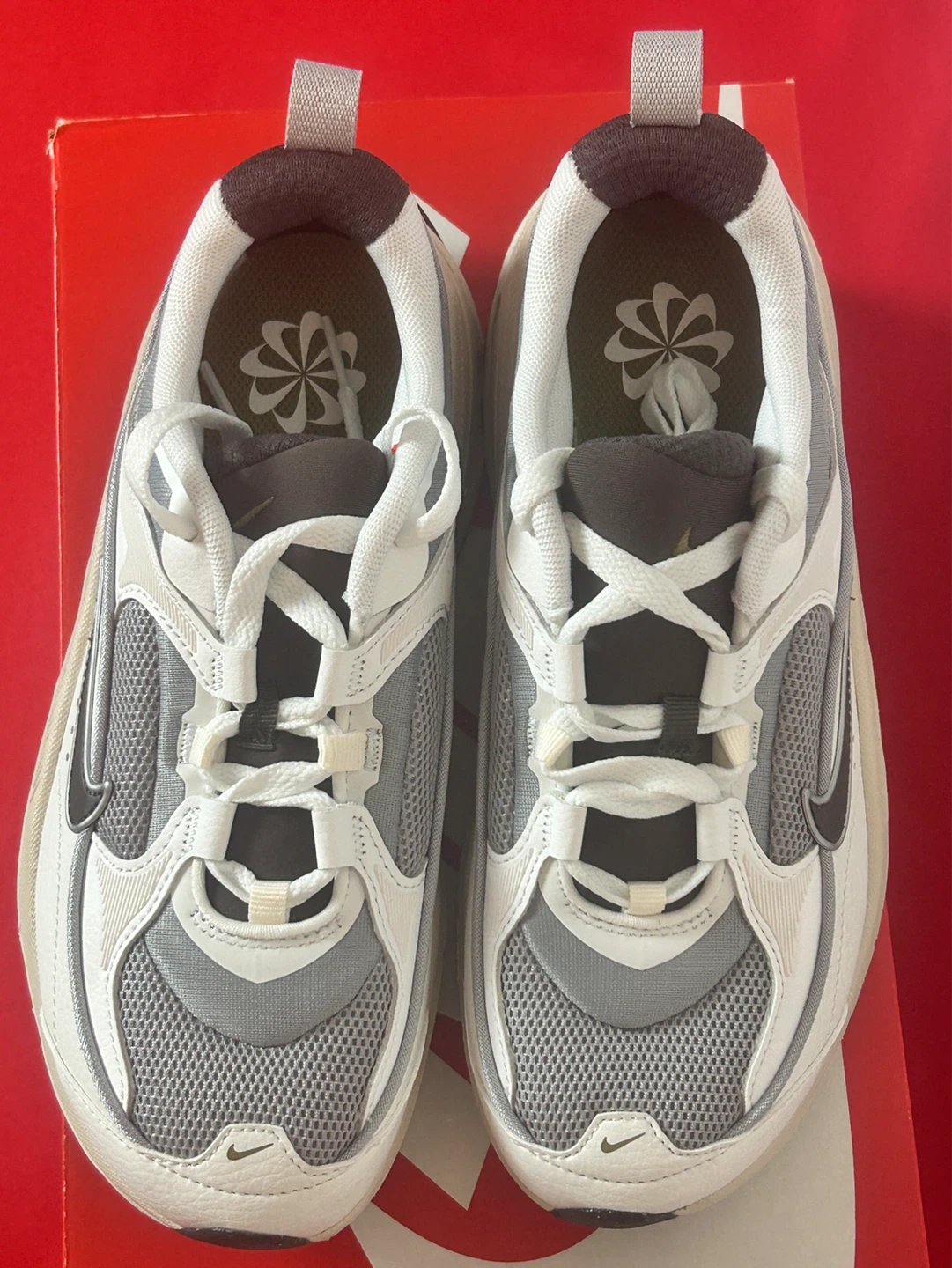 Nike White and Gray Running Sneakers. - photo 2