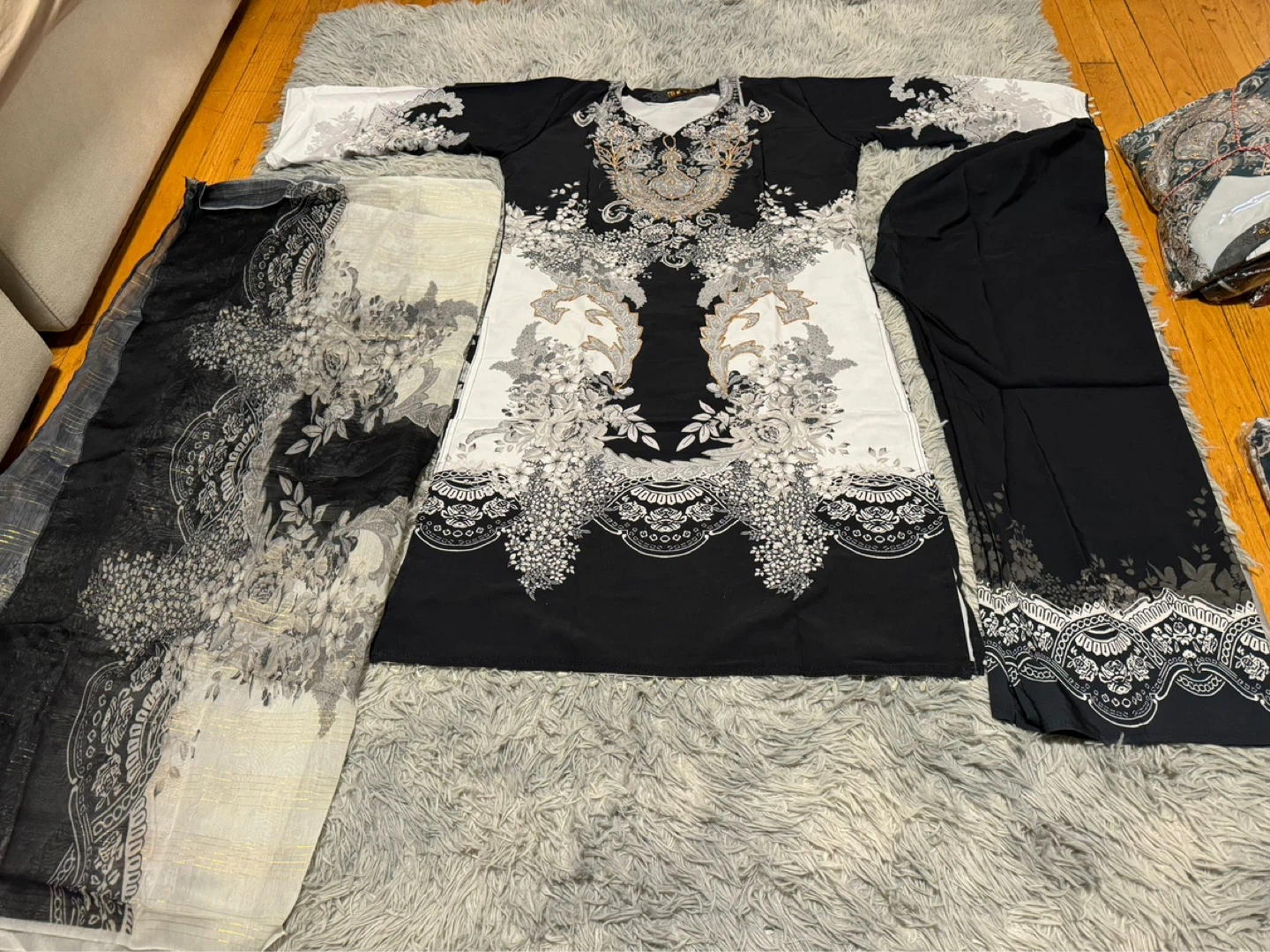 Women's Embroidered Lawn Suit with Dupatta - photo 3