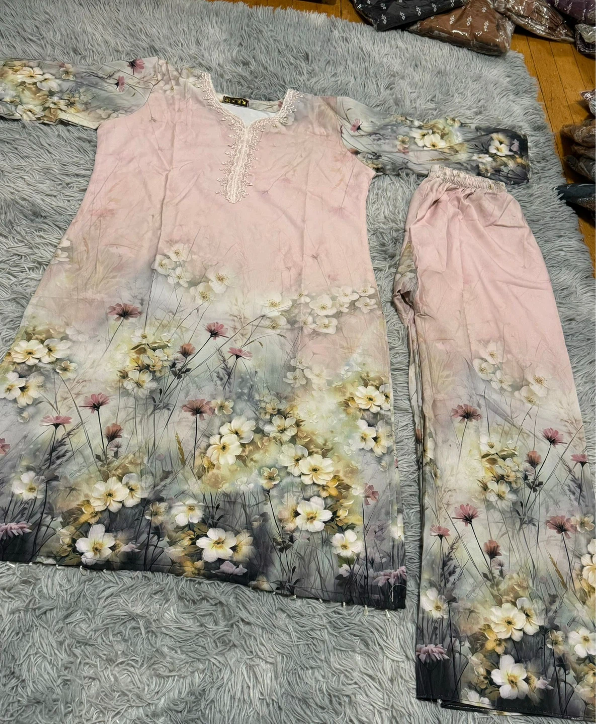 Women's Embroidered Lawn Suit with Dupatta - photo 2