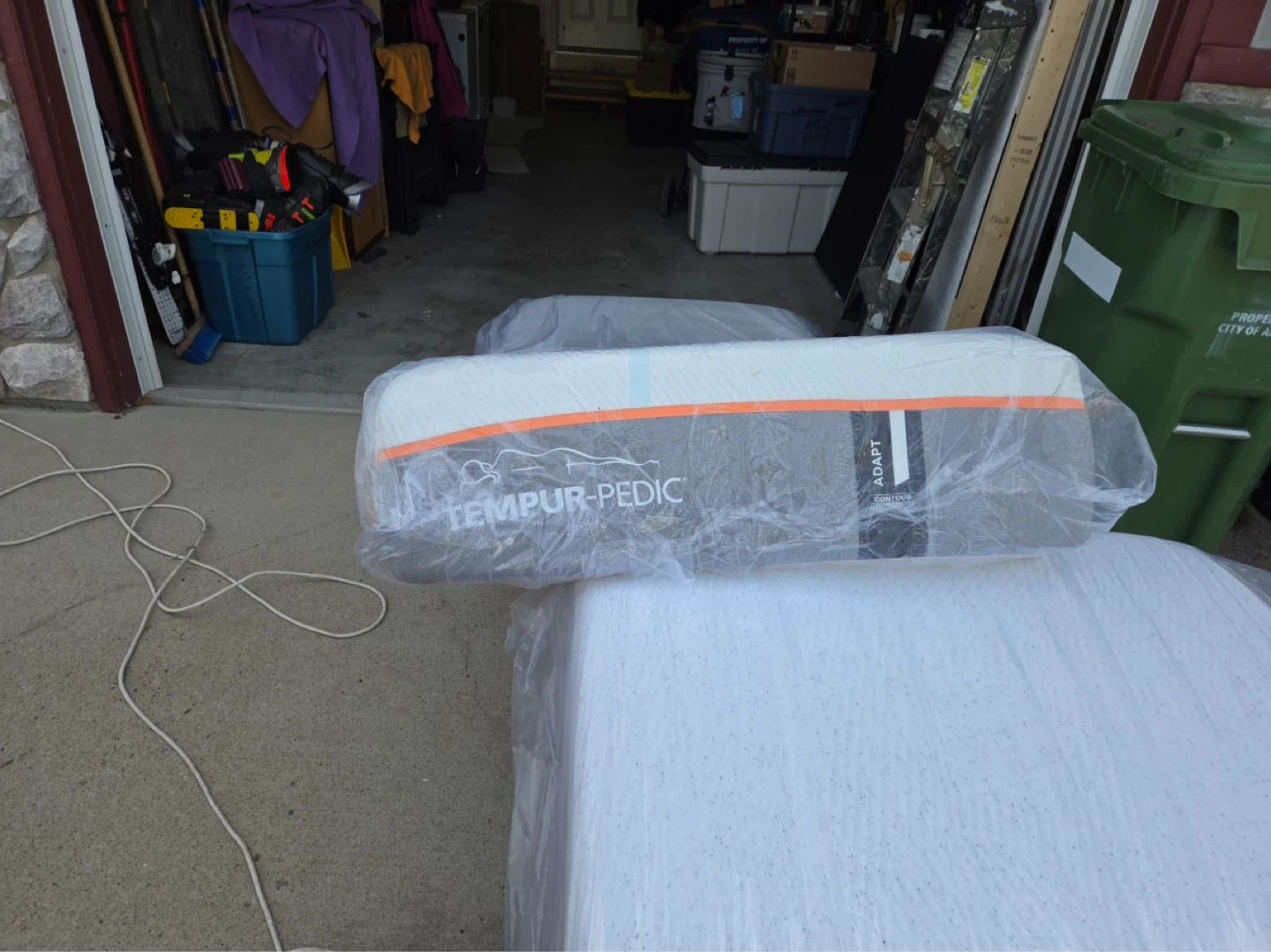 Tempur-Pedic and Casper Snow Mattresses with electric bed frames - photo 5