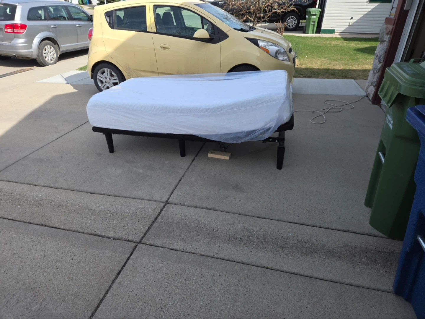 Tempur-Pedic and Casper Snow Mattresses with electric bed frames - photo 2