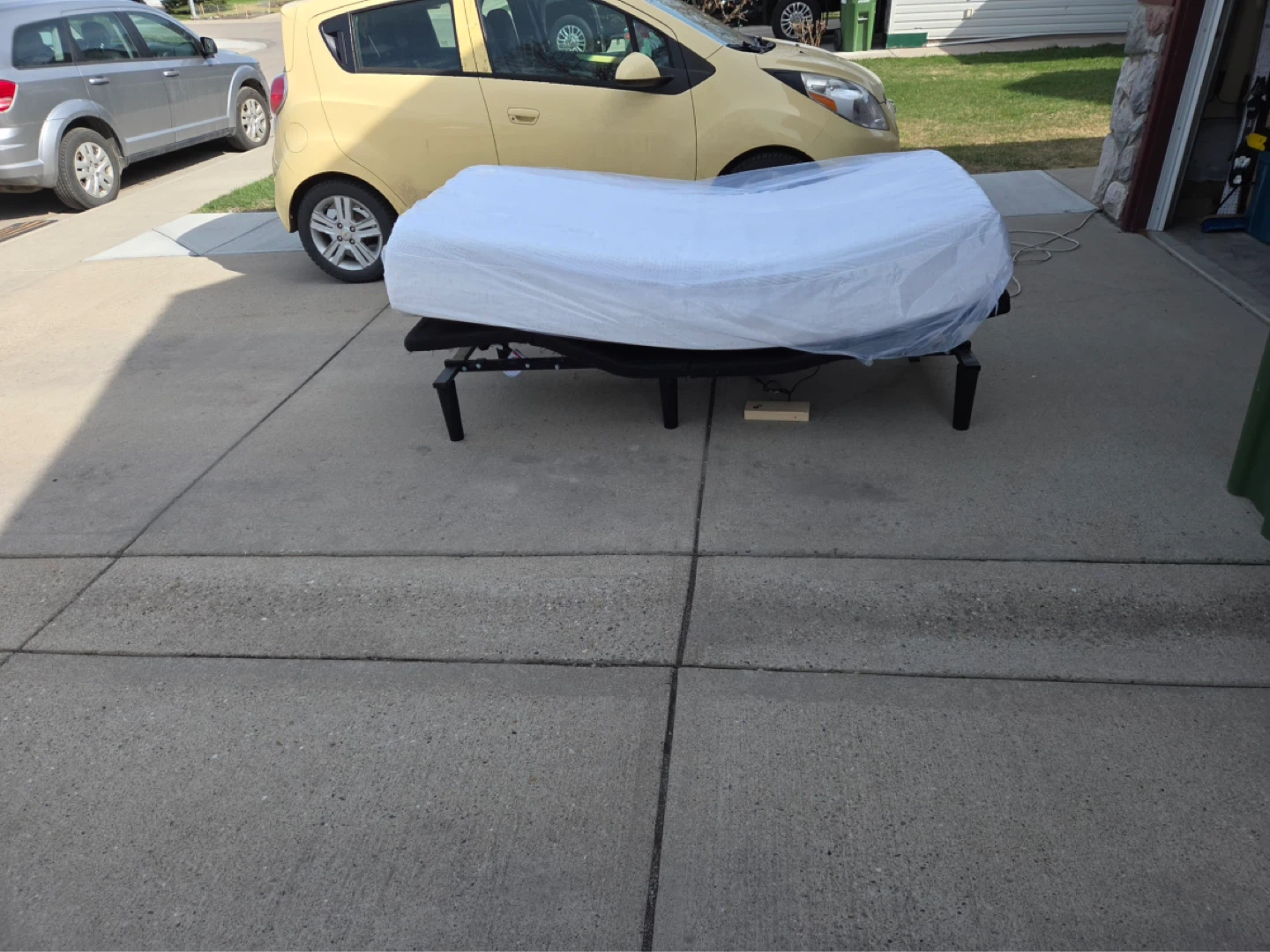 Tempur-Pedic and Casper Snow Mattresses with electric bed frames - photo 3