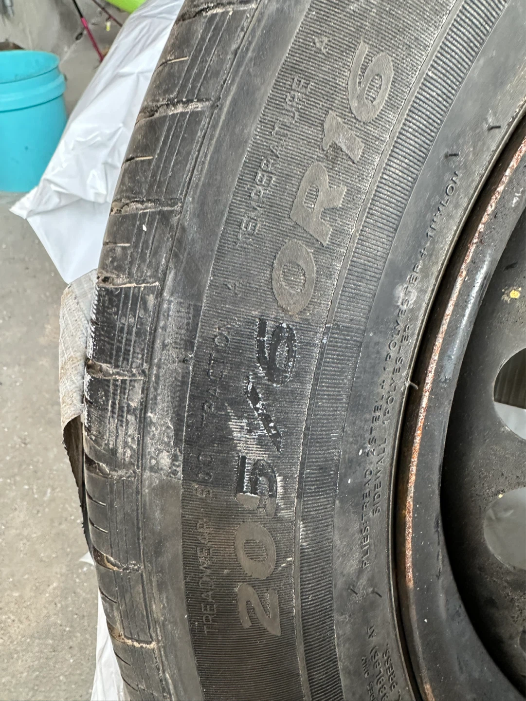 Set of 4- Laufenn 205/60R16 All-Season Tires - photo 4