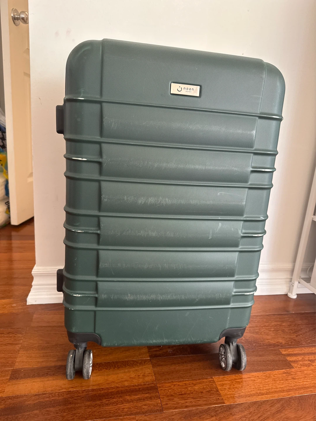 Medium size Luggage Green Hardside Spinner Suitcase