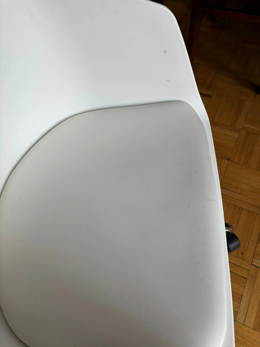 White office chair with wheels - photo 3