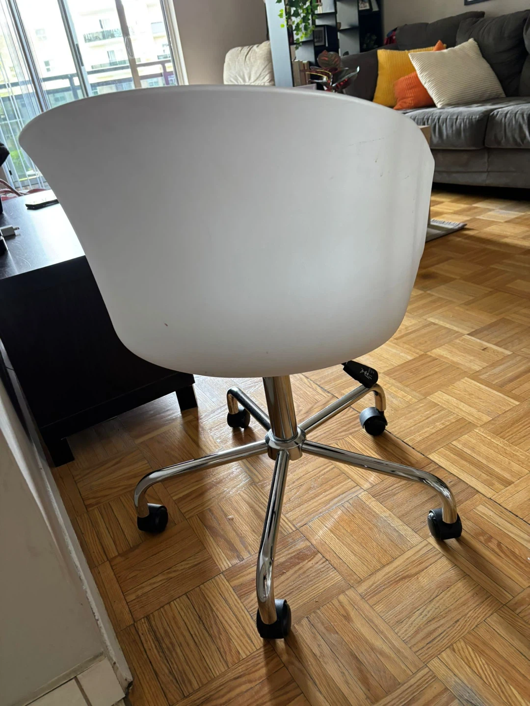 White office chair with wheels - photo 2