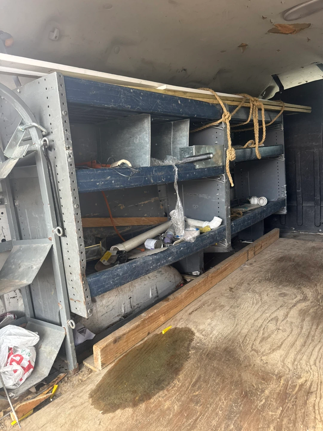 2008 Ford E-250 Super Duty Cargo Van - photo 2