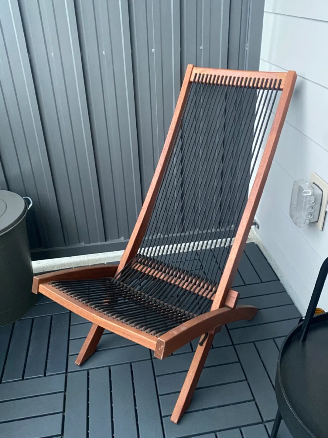 Wooden lounge chair with black cord seating - photo 2