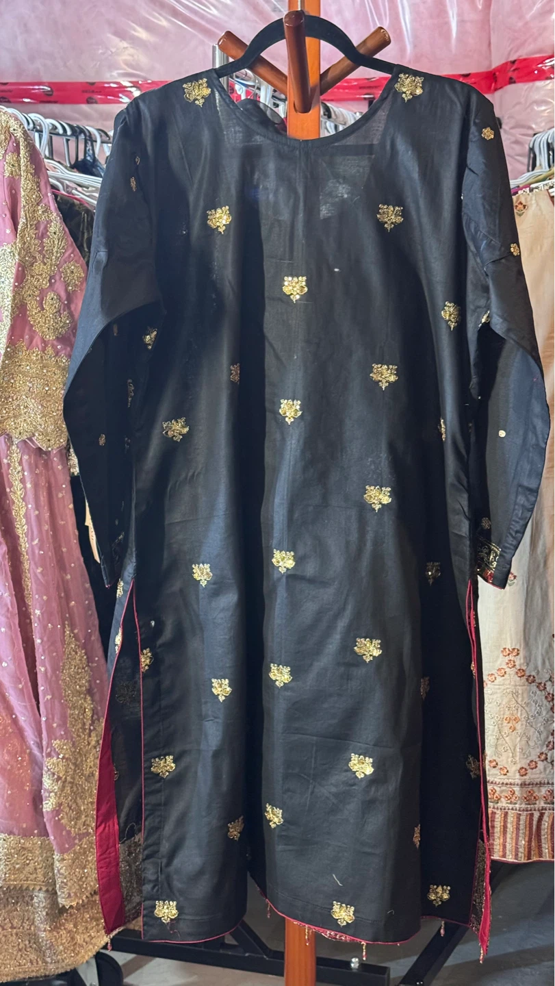 Embellished Black suit with Gold Dupatta - photo 2