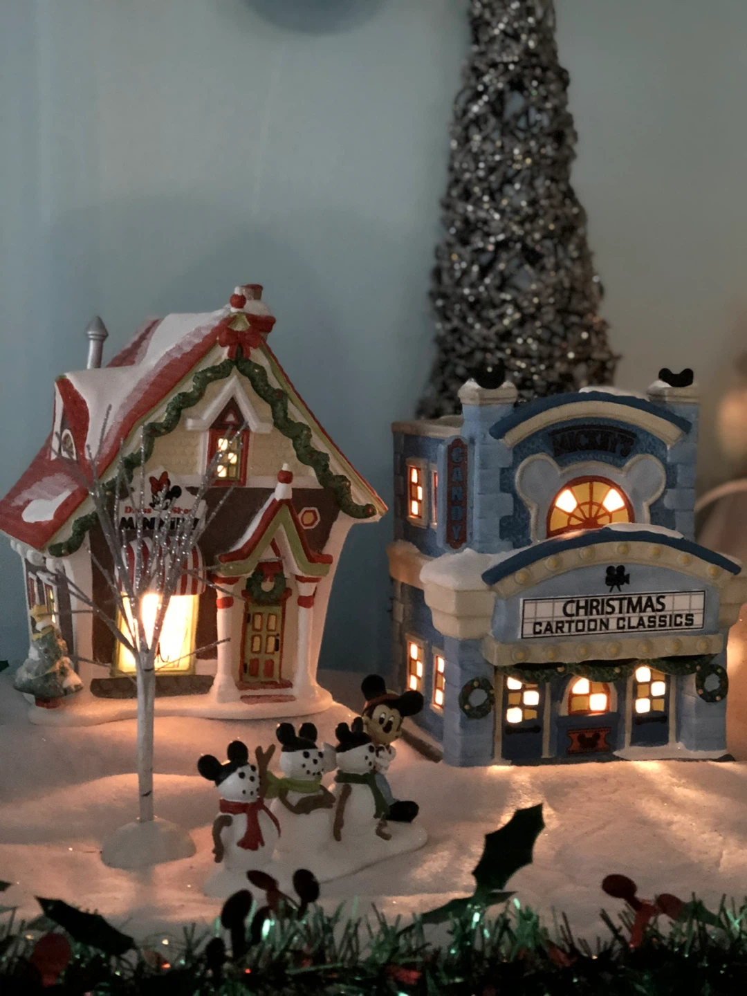 Disney Mickey's Christmas Village Houses Dept 56 - photo 2