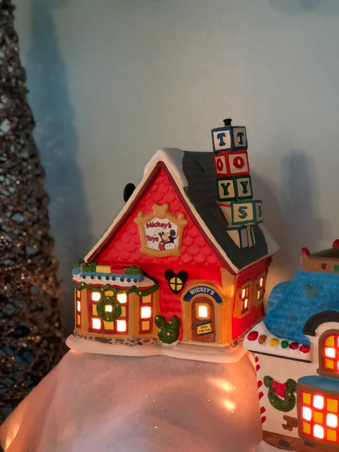Disney Mickey's Christmas Village Houses Dept 56 - photo 3