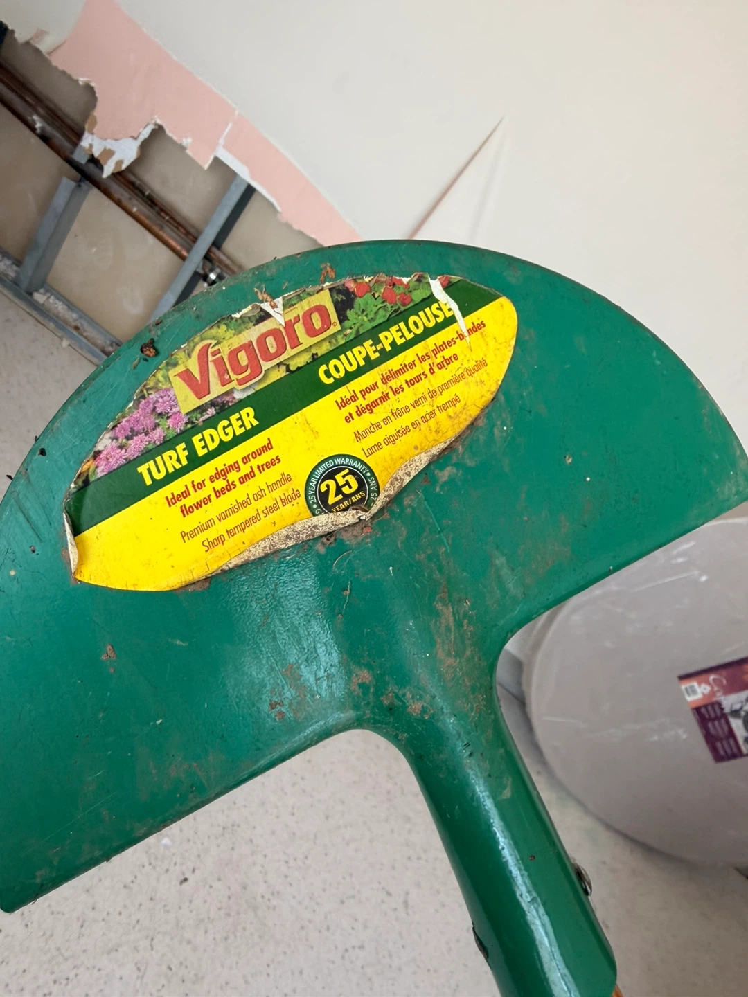 Vigoro Turf Edger with Varnished Steel Handle - photo 3