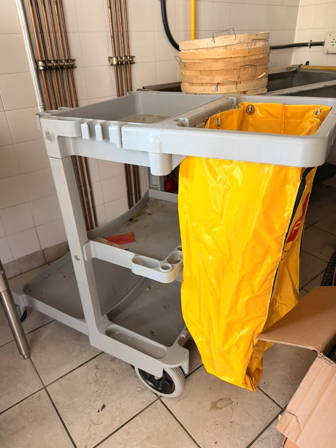 Rubbermaid Commercial Products Cleaning Cart