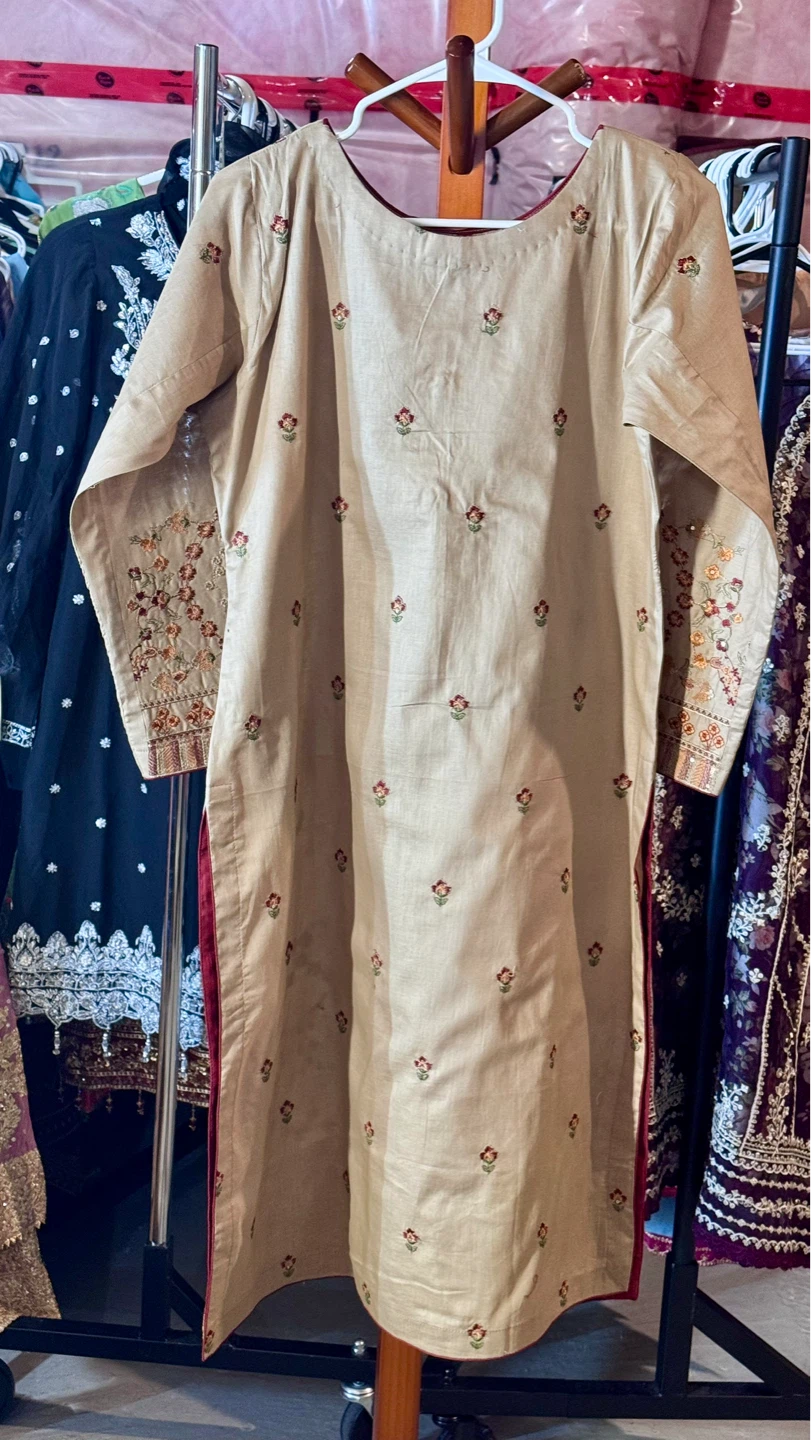 Embroidered Kurta Suit Set - Beige with Red & Orange Floral - photo 3