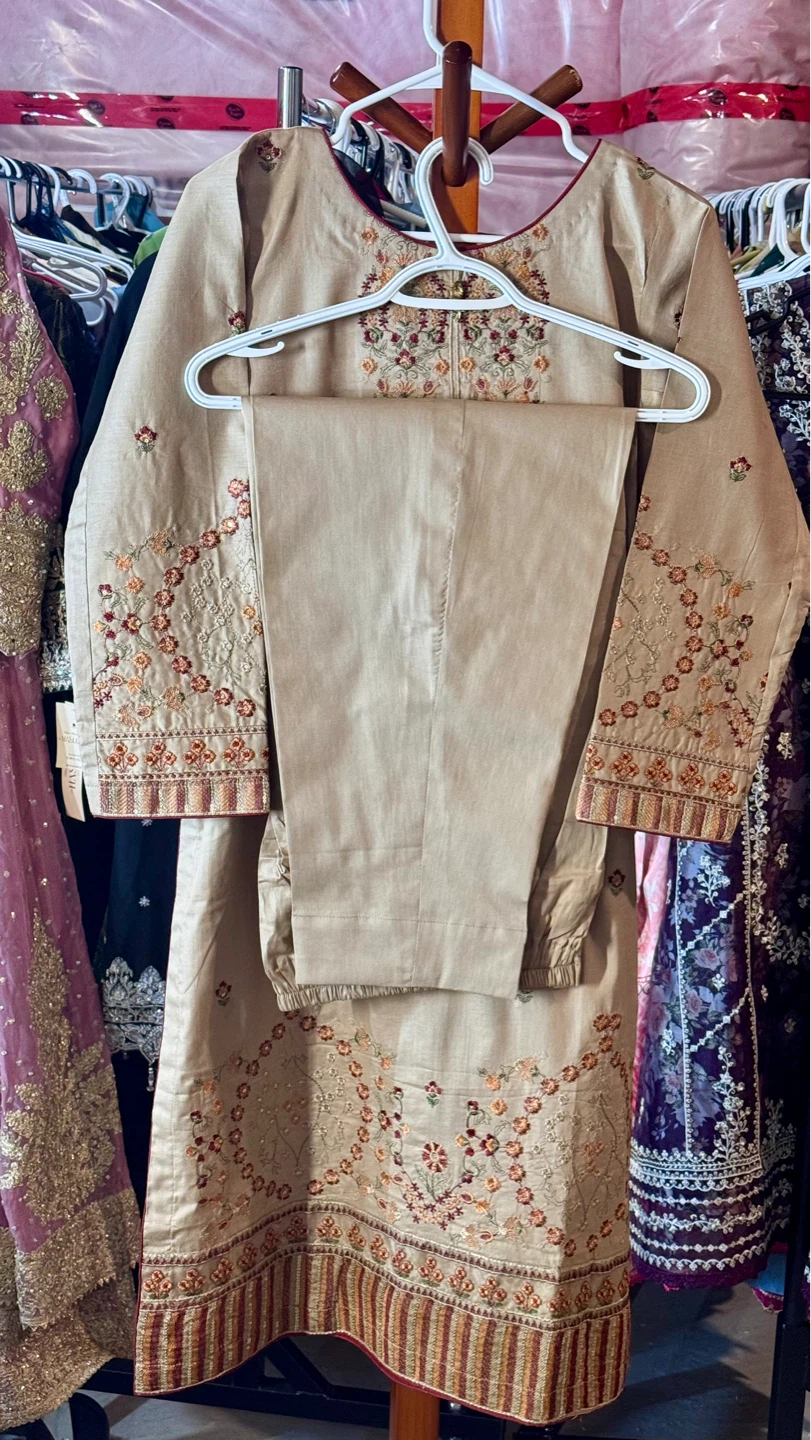 Embroidered Kurta Suit Set - Beige with Red & Orange Floral - photo 4