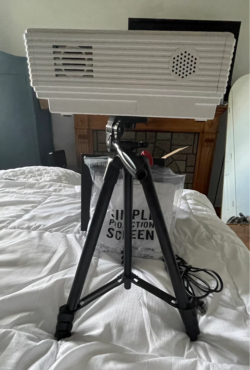 Eokeiy Projector with Tripod and Projection Screen - photo 4
