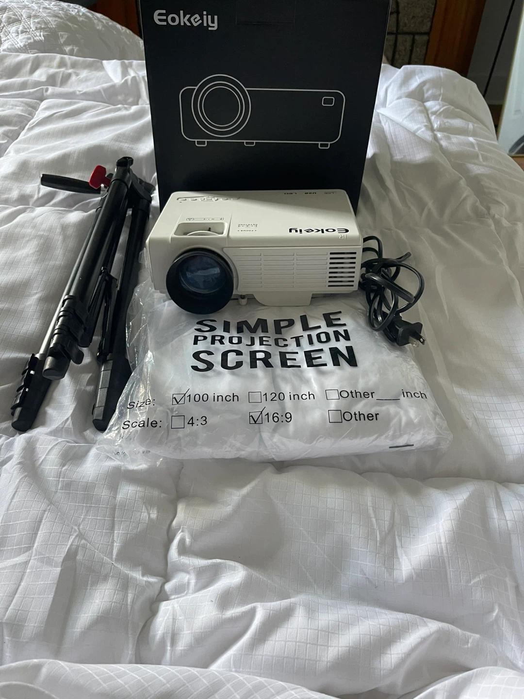 Eokeiy Projector with Tripod and Projection Screen