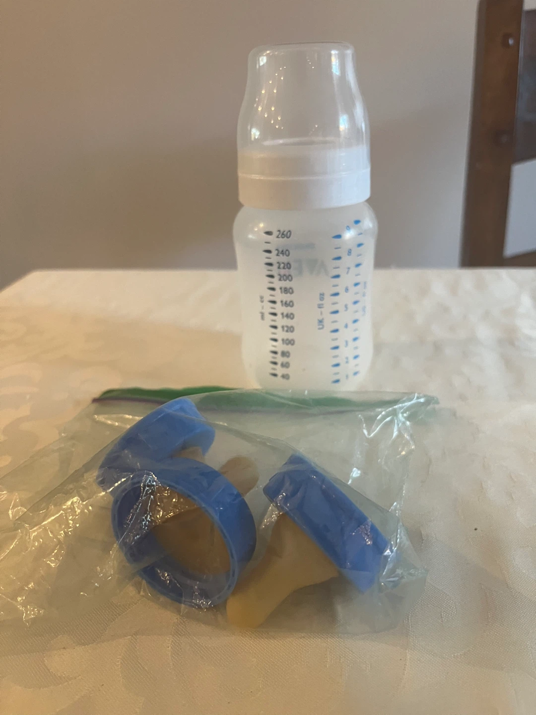 Baby Bottle with 2 Extra Nipples
