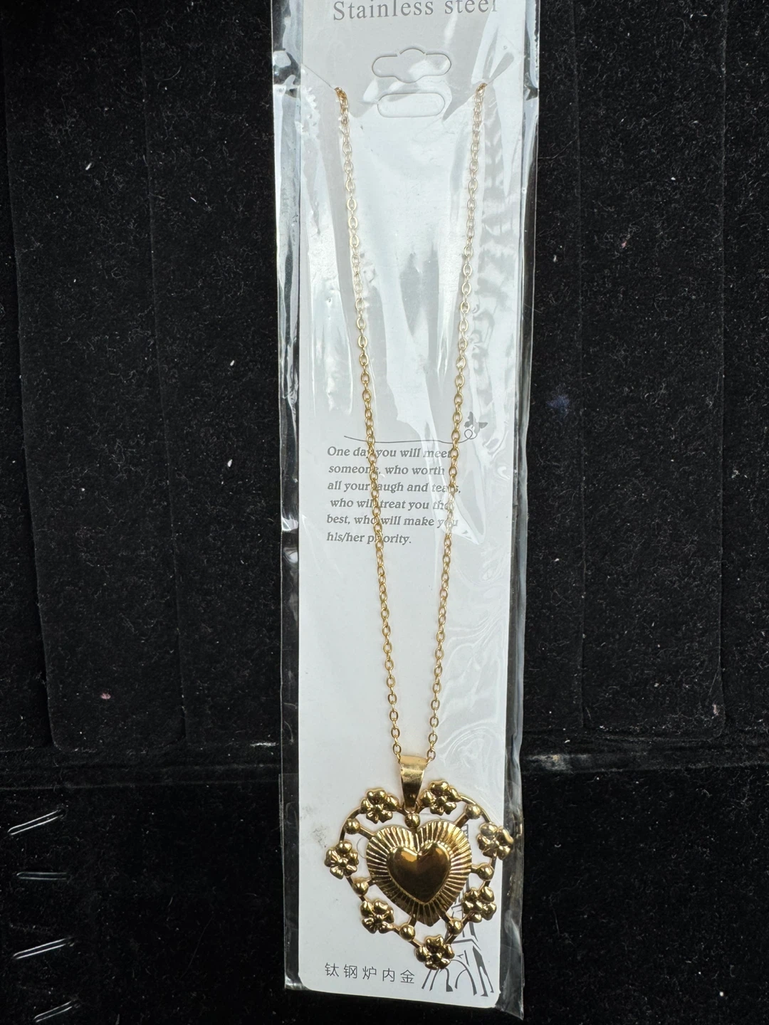 Gold tone heart pendant necklace - photo 2