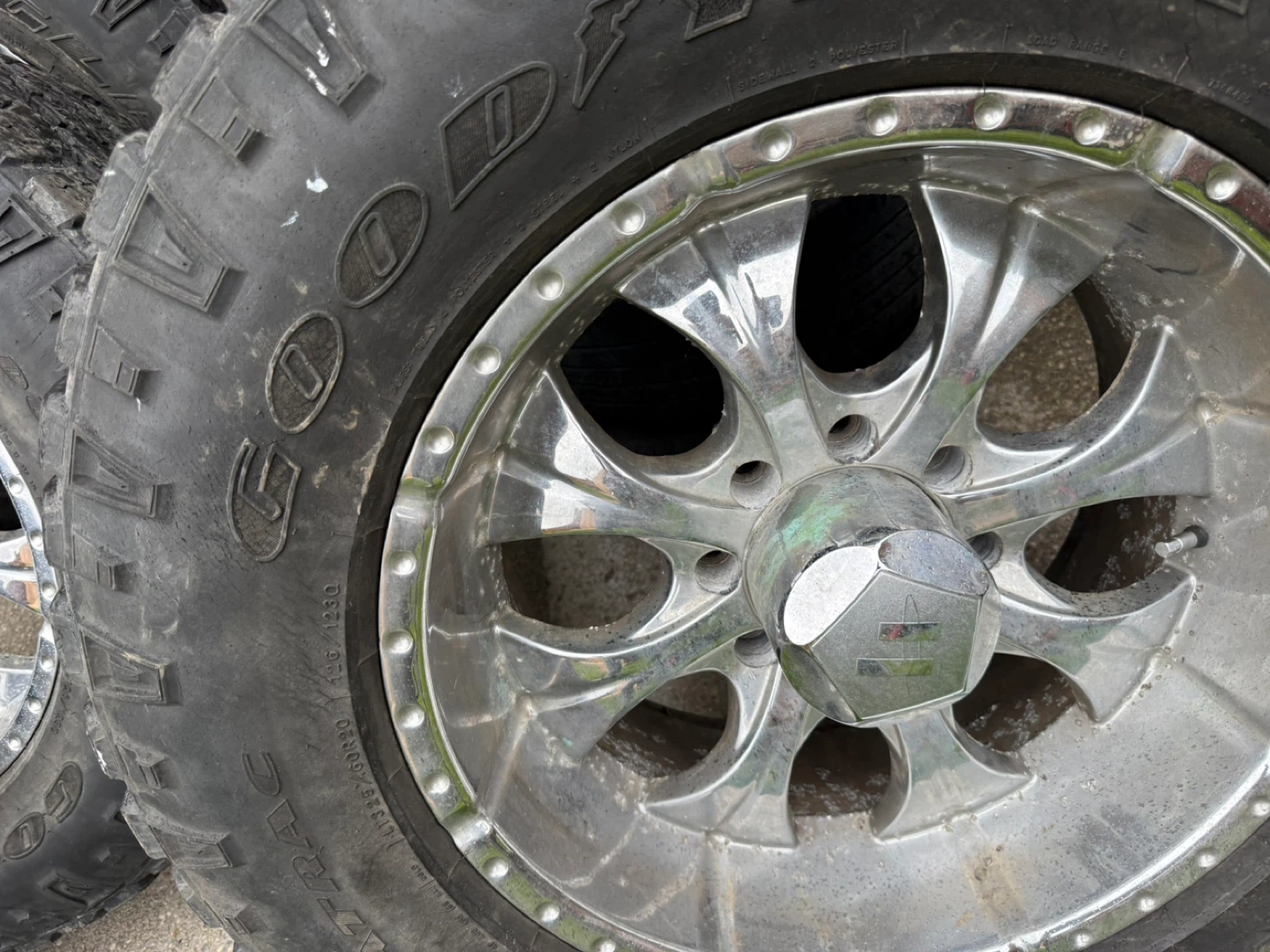 4x Chrome Wheels with Wrangler Tires - photo 3