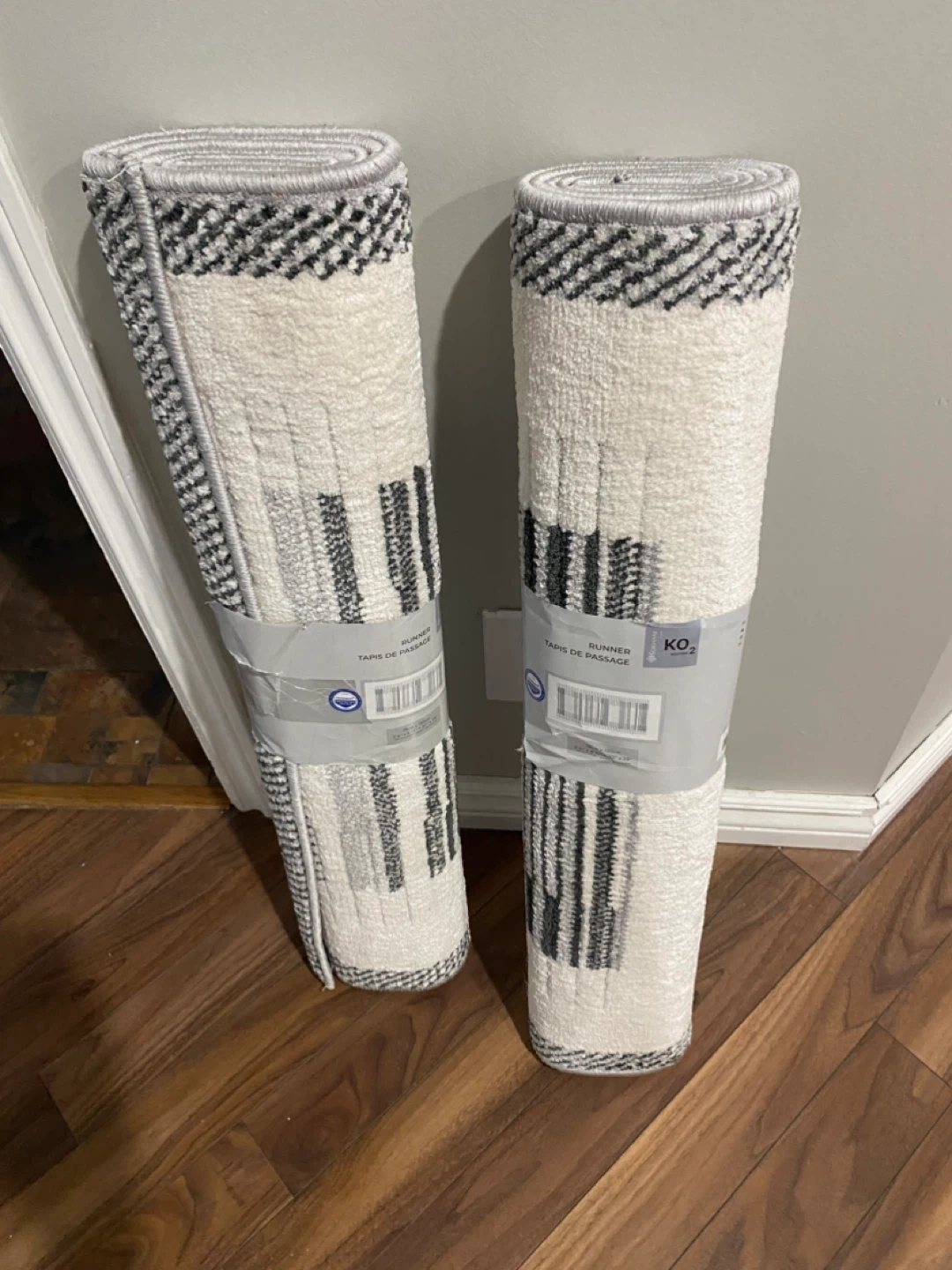 KO Neoteric Runner Rug 2'6" x 4'11" - White/Grey/Black Pattern - photo 2