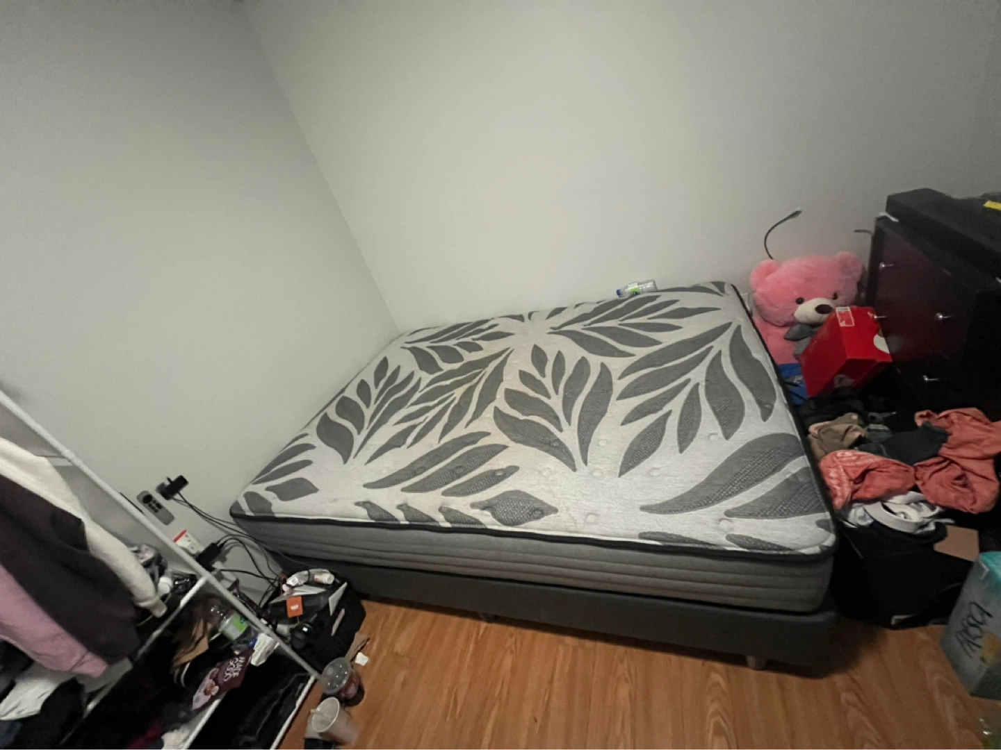 Sealy Posturepedic Plus queen Mattress + Bed Base/Box Spring