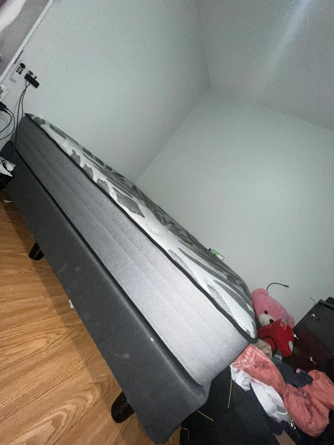 Sealy Posturepedic Plus queen Mattress + Bed Base/Box Spring - photo 4