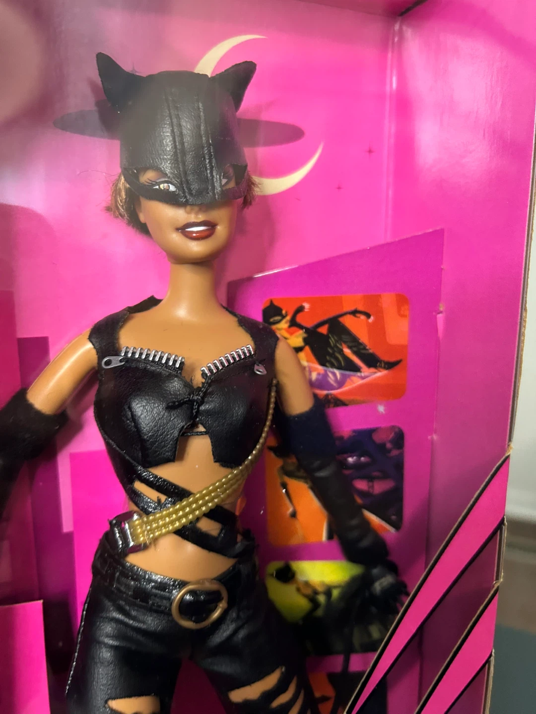 2001 Vintage Barbie Catwoman Doll (Rare) - photo 2