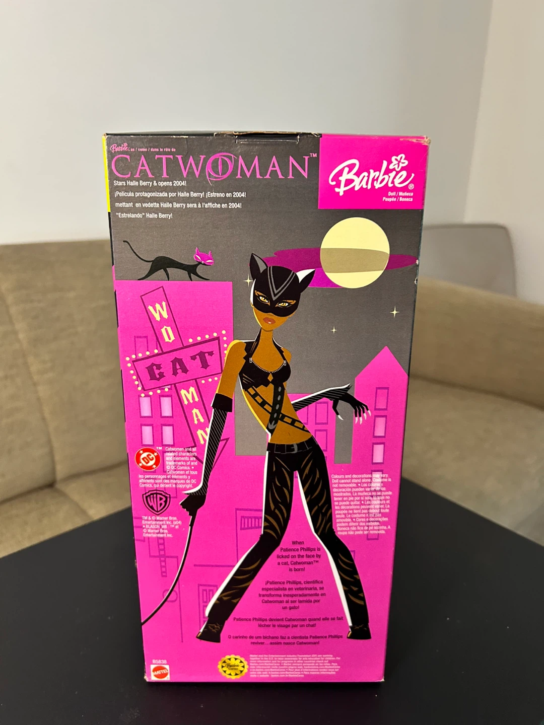 2001 Vintage Barbie Catwoman Doll (Rare) - photo 4