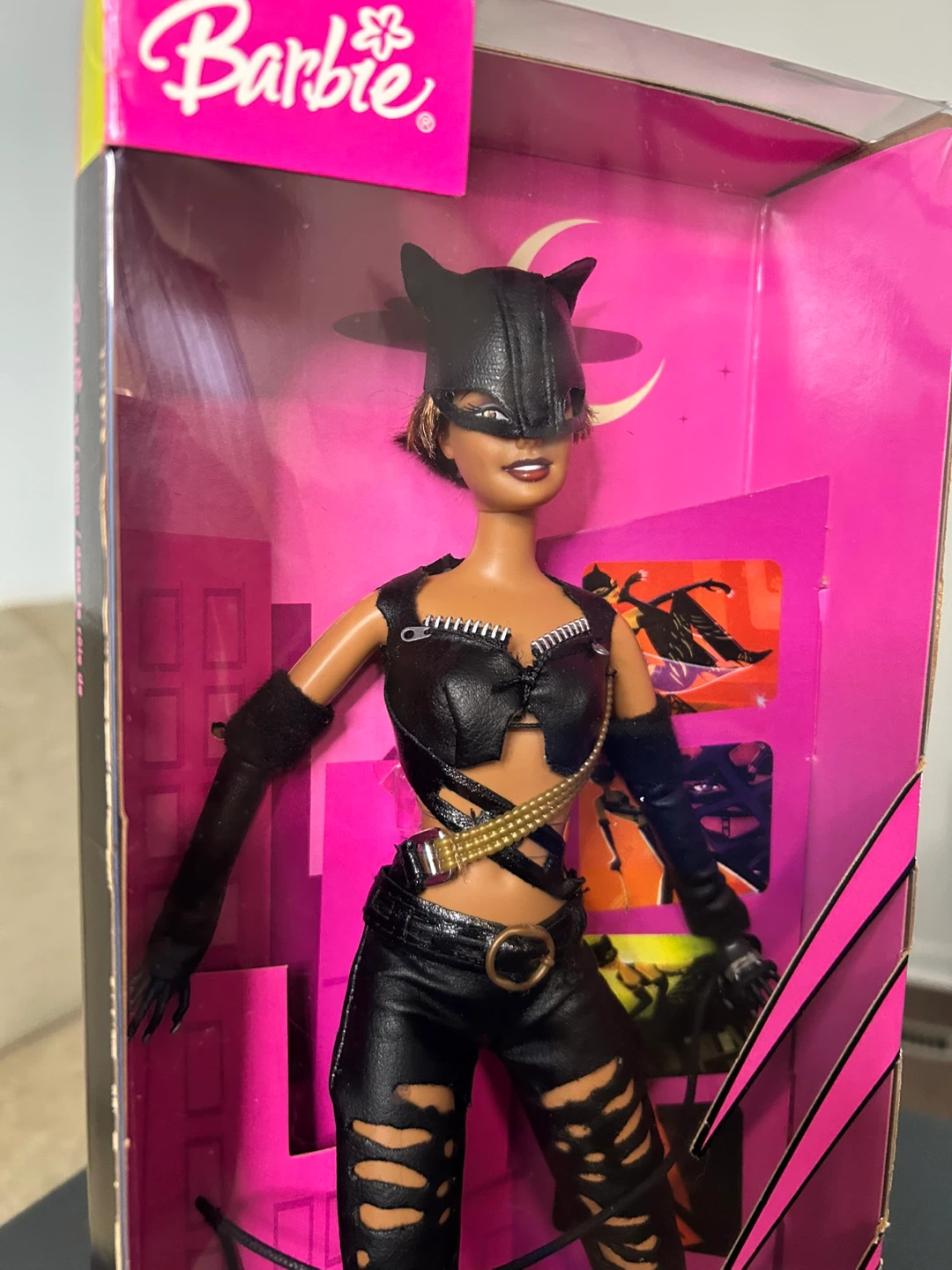 2001 Vintage Barbie Catwoman Doll (Rare) - photo 3