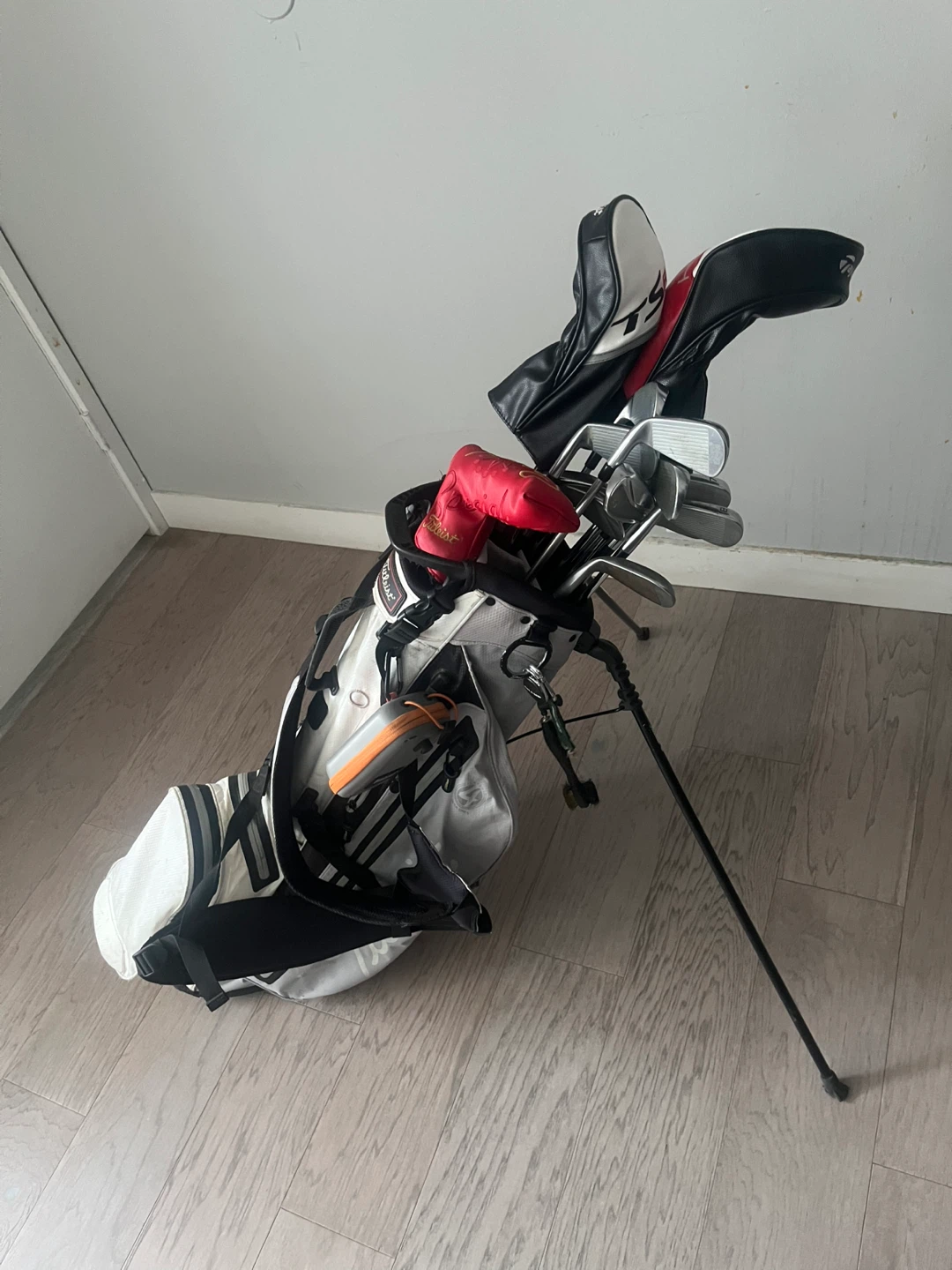 Titleist Golf Bag with Clubs and Balls