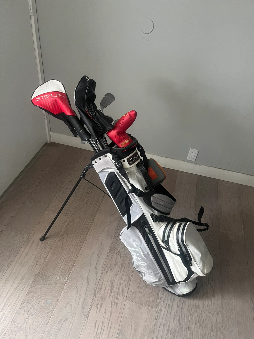 Titleist Golf Bag with Clubs and Balls - photo 2