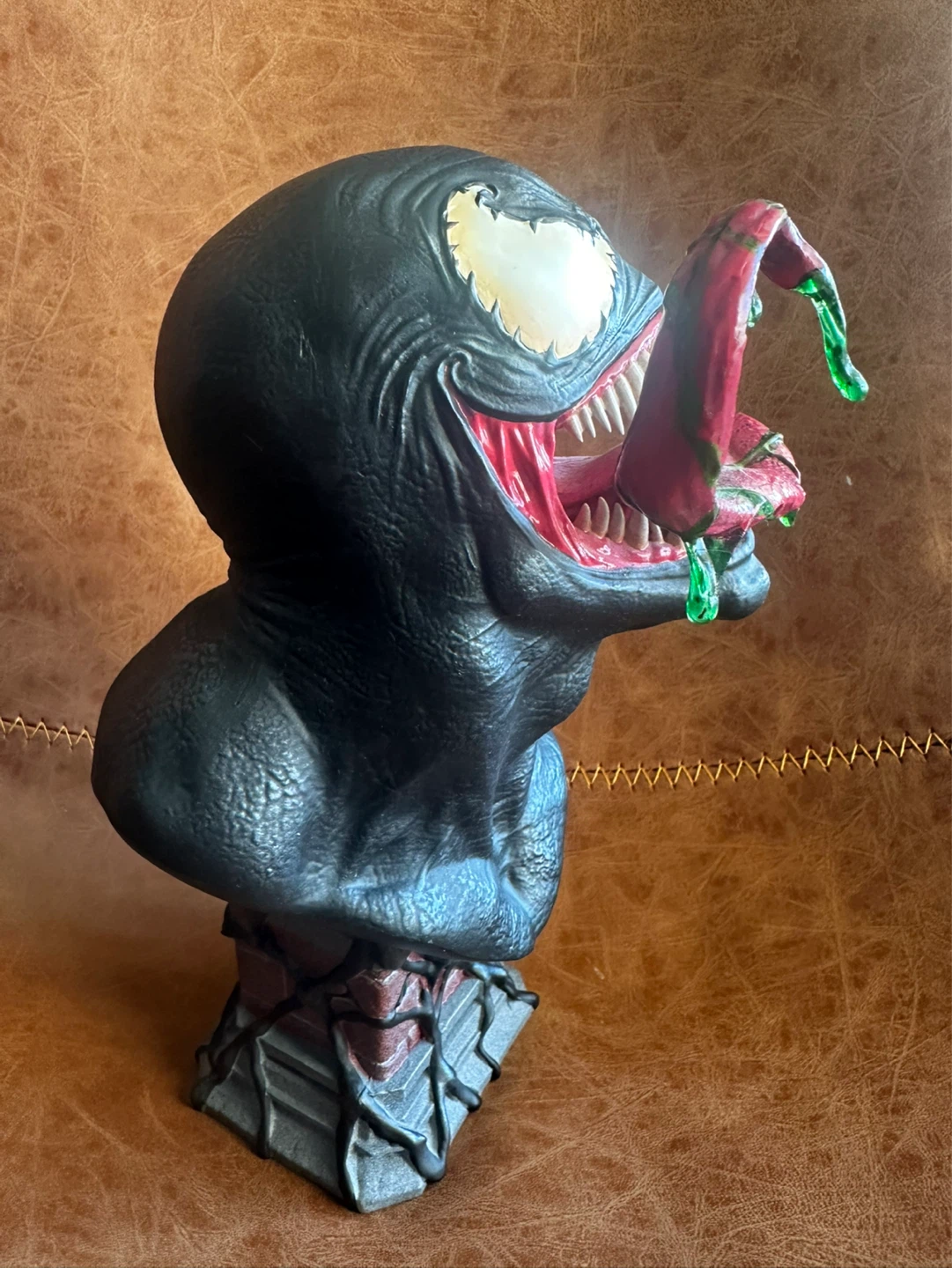 Marvel Legends Diamond Select Venom 1/2 Resin Bust - 454 of 1000 - photo 2