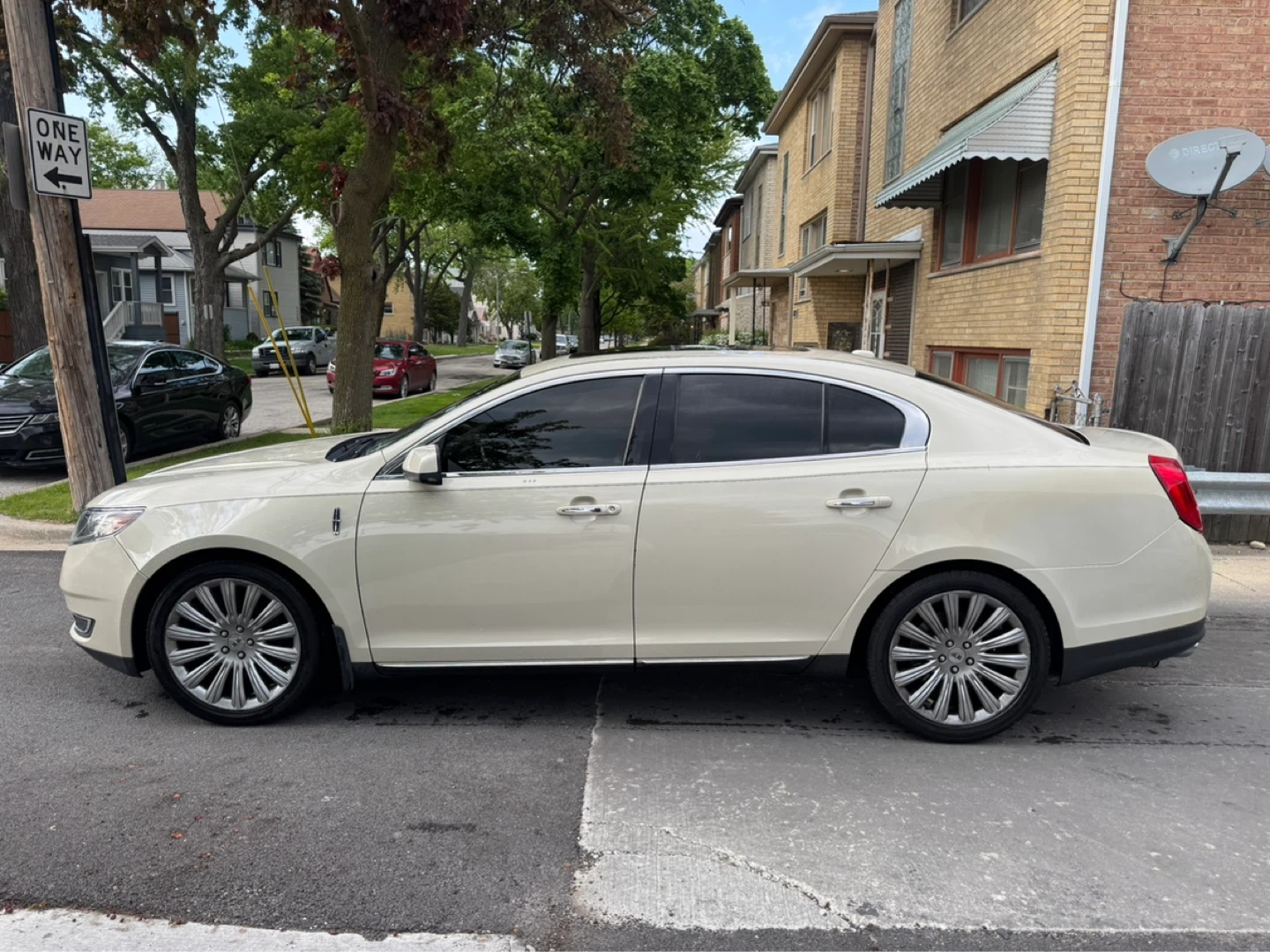 2014 Lincoln MKS · Sedan 4D - photo 4