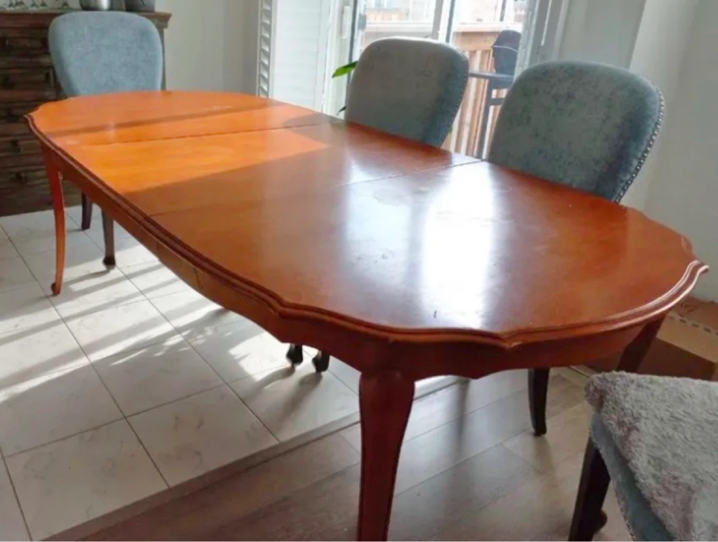 Extendable Dining Table with Leaf