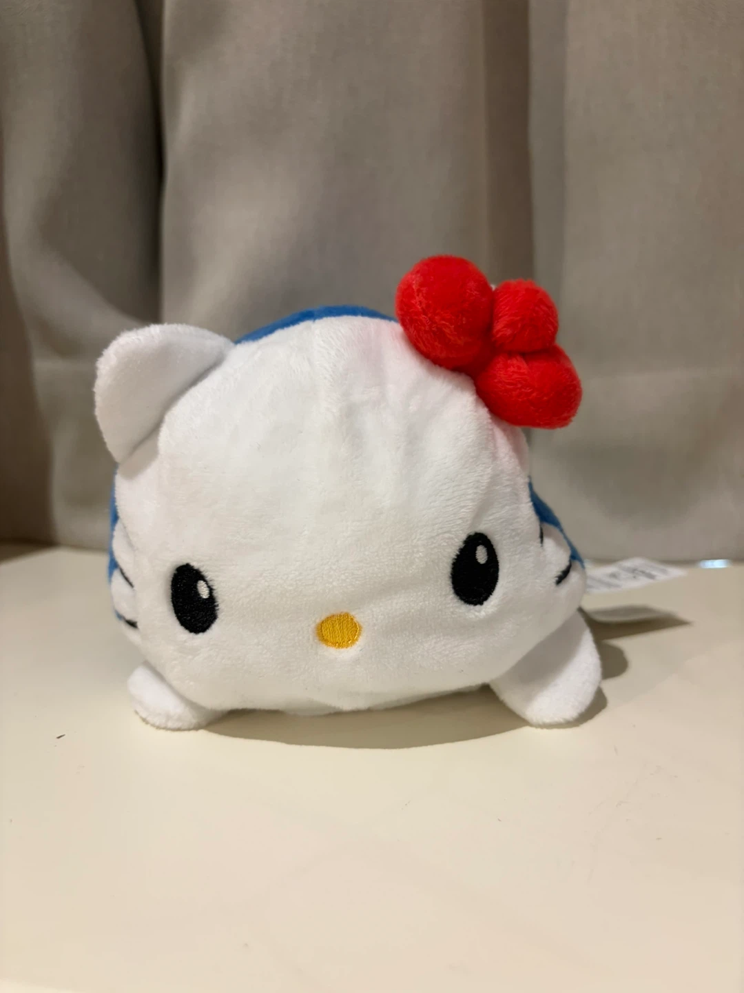 Reversible Hello Kitty plushie - photo 2