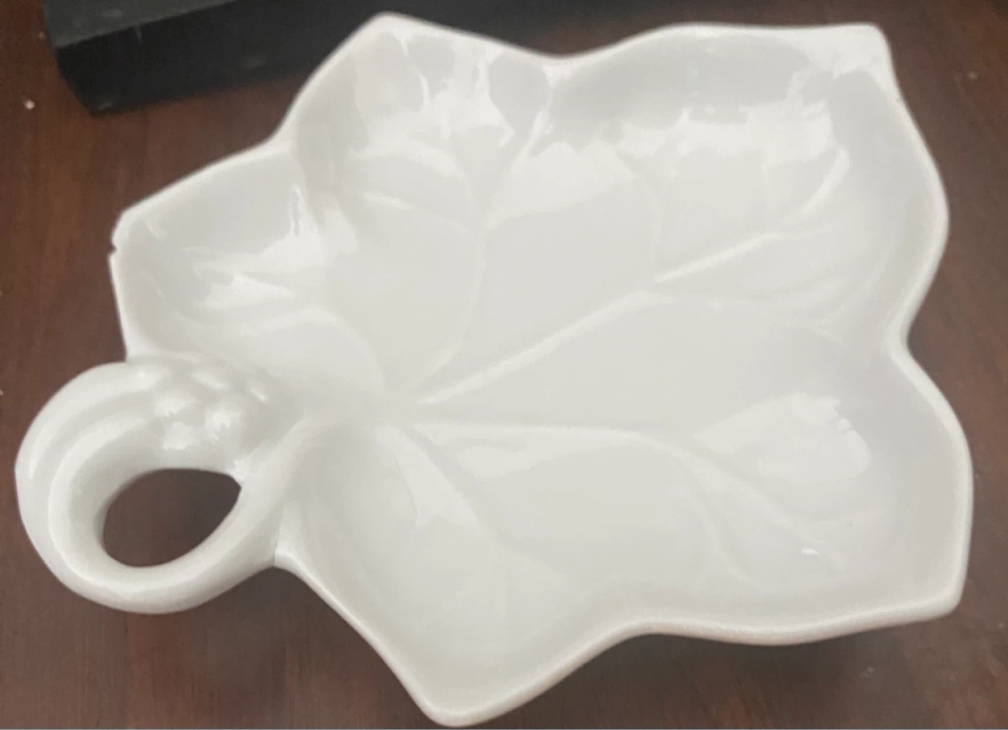 White Ceramic Leaf-Shaped Dish with Handle