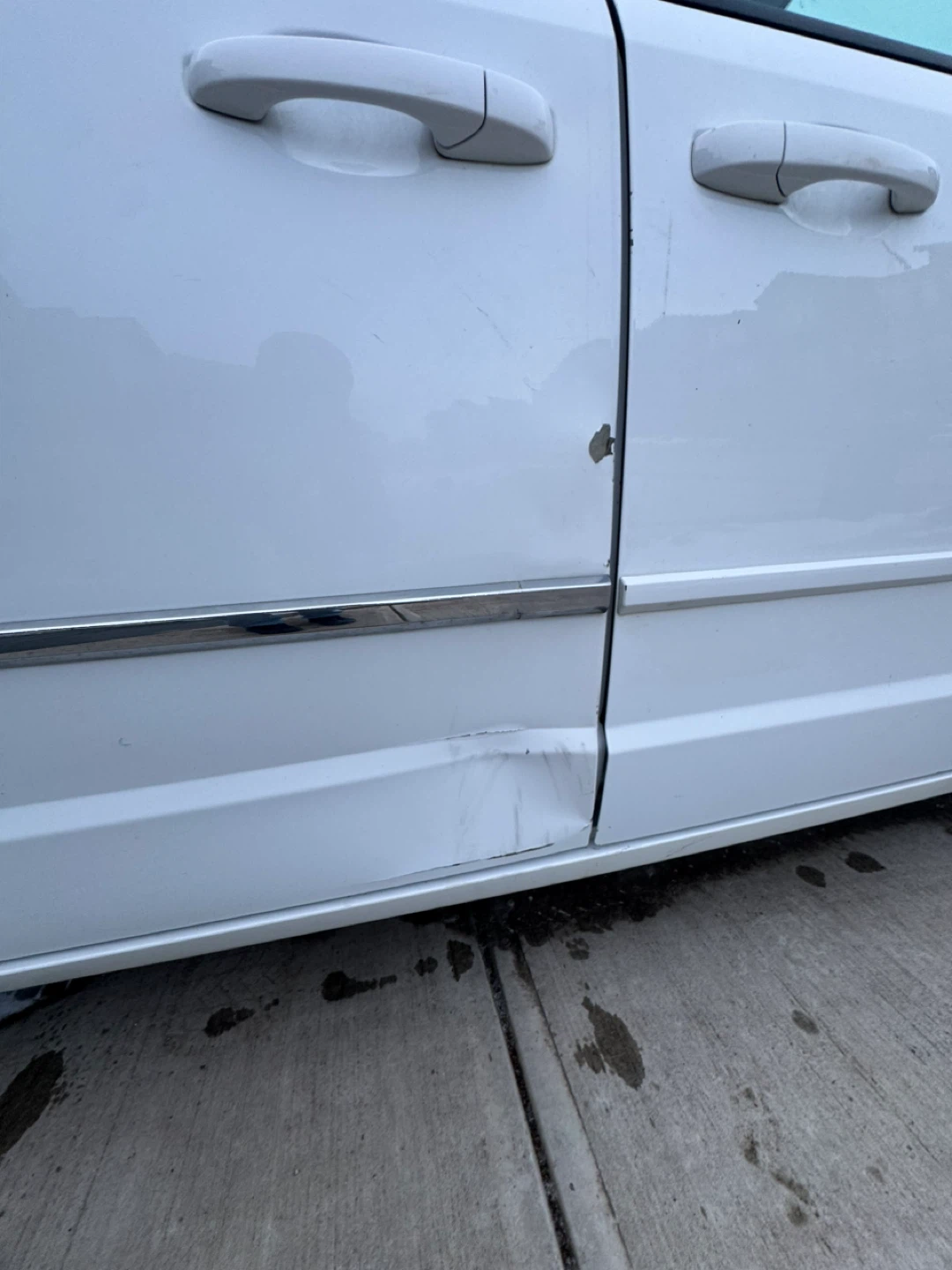 White Dodge Grand Caravan - photo 3