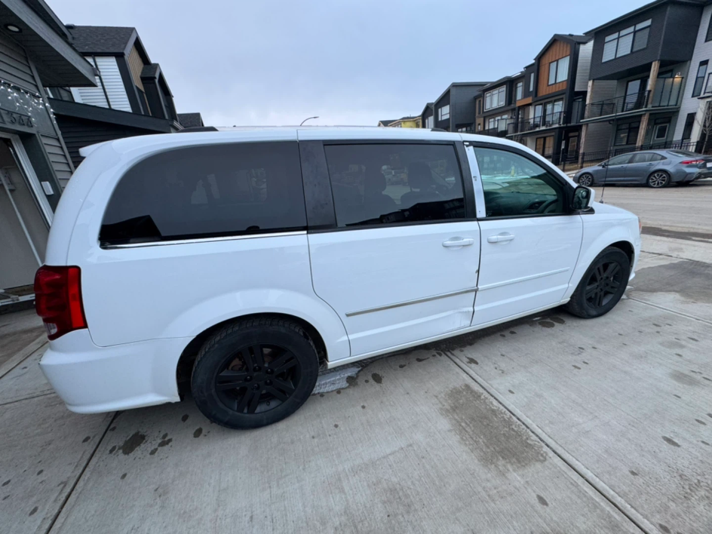 White Dodge Grand Caravan - photo 4
