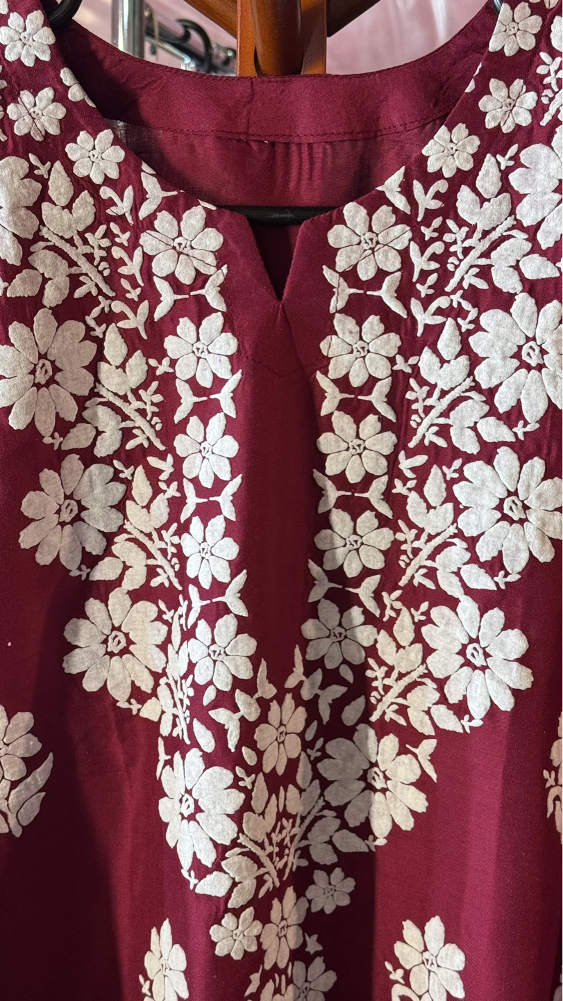 Maroon Kurti with White Embroidery and Pants Set - photo 3